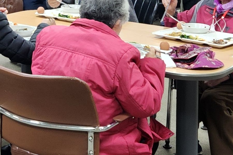 경로식당에서 식사 중인 모습